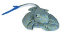 Maskotka płaszczka patelnica niebieskoplama 30 cm marki Wild Republic – pluszowa płaska ryba morska w neonowe niebieskie kropki
