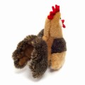 Pluszowy kogut 17cm z czerwonym grzebieniem maskotka premium Hermann Teddy Collection od tyłu