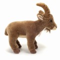 Maskotka koziorożca z gęstego beżowo-brązowego pluszu w pozycji stojącej luksusowy pluszak Teddy Hermann z boku