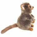 Maskotka lemura myszatego z miękkiego jasnego materiału w pozycji siedzącej pluszak Teddy Hermann